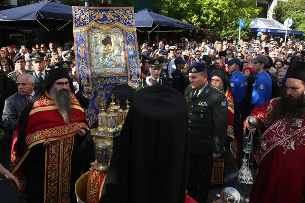 Στη Μητρόπολη η εικόνα της Παναγίας «Άξιον Εστί»- Τεράστιες ουρές για προσκύνημα