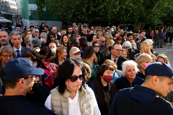 Στη Μητρόπολη η εικόνα της Παναγίας «Άξιον Εστί»- Τεράστιες ουρές για προσκύνημα