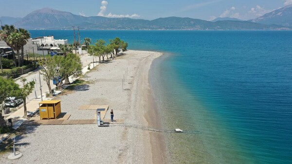 Σχεδόν 200 ελληνικές παραλίες θα είναι φέτος προσβάσιμες για άτομα με κινητικά προβλήματα