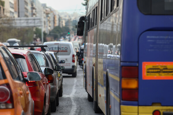 Κίνηση στους δρόμους: Κυκλοφοριακά προβλήματα σε Κηφισό και Κηφισίας- Μποτιλιάρισμα στο κέντρο