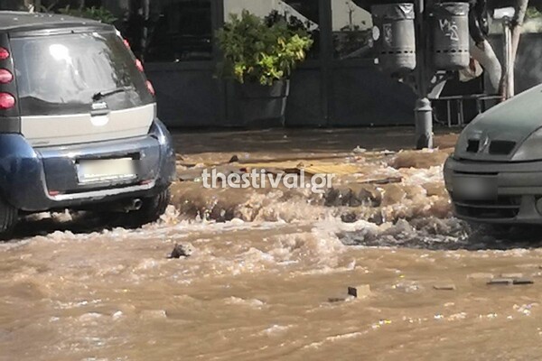 Θεσσαλονίκη: Ποτάμι από λύματα ο δρόμος μπροστά στα δικαστήρια