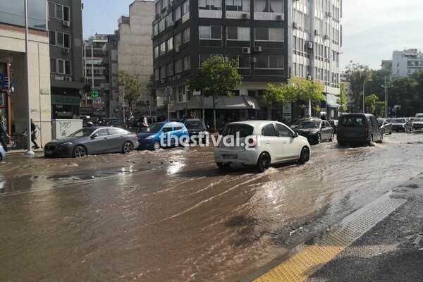 Θεσσαλονίκη: Ποτάμι από λύματα ο δρόμος μπροστά στα δικαστήρια