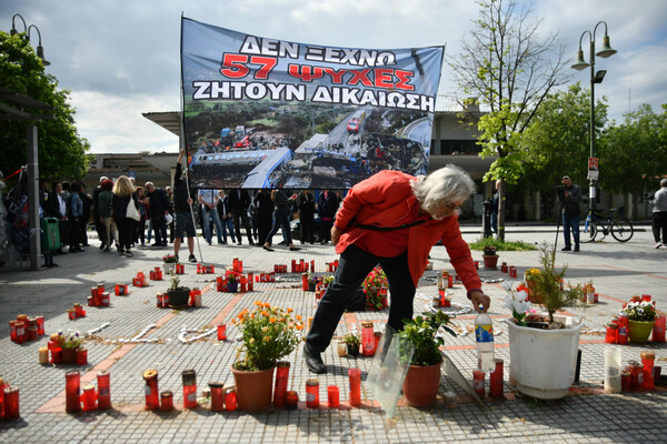 Δυστύχημα στα Τέμπη: Πορεία συγγενών των θυμάτων στη Λάρισα