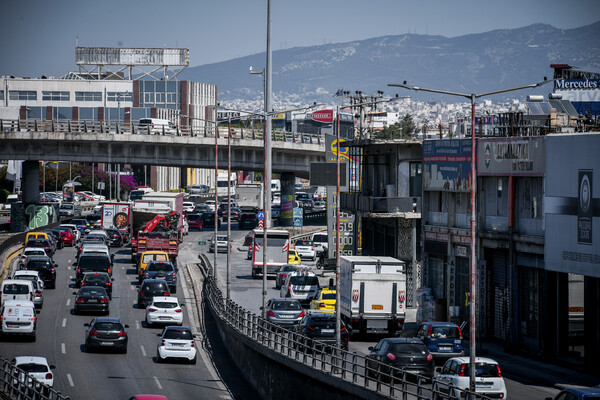 Τροχαίο ατύχημα στον Κηφισό με δύο ΙΧ και μία μοτοσκικλέτα – Ένας τραυματίας 