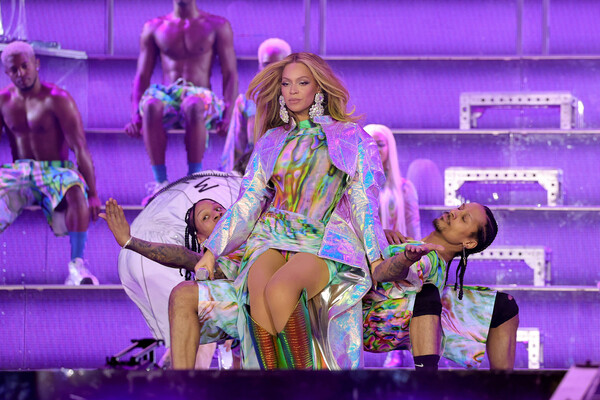 Η Beyoncé αλλάζει συνέχεια outfits στη Renaissance World Tour, τραγουδά Μπρίτνεϊ Σπίαρς (και θυμίζει λίγο Μπομπ Σφουγγαράκη)