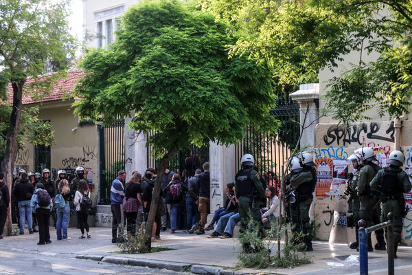 Διμοιρίες των ΜΑΤ έξω από στο Πολυτεχνείο- Ζητούν να αποχωρήσουν οι φοιτητές