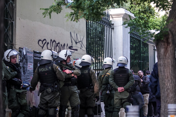 Διμοιρίες των ΜΑΤ έξω από στο Πολυτεχνείο- Ζητούν να αποχωρήσουν οι φοιτητές