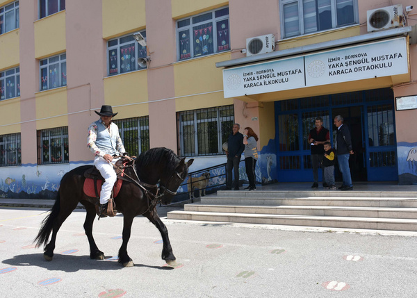 Εκλογές Τουρκία: Οι περίεργες εμφανίσεις σε εκλογικά κέντρα-Από άλογα σε παραδοσιακές φορεσιές 