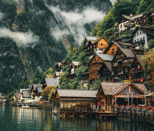 Αυστρία: Το χωριό Χάλστατ, που μοιάζει βγαλμένο από την ταινία Frozen, σήκωσε φράχτη για να εμποδίζει τους τουρίστες