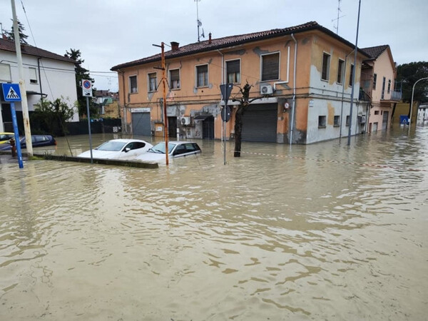 Ιταλία: Εκτεταμένες πλημμύρες λόγω κακοκαιρίας – 900 κάτοικοι εγκατέλειψαν τα σπίτια τους