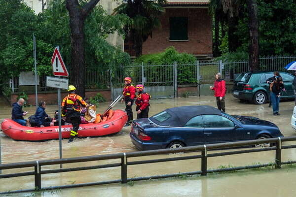 Πλημμύρες στην Ιταλία: Εννέα νεκροί - 13.000 πολίτες εγκατέλειψαν τα σπίτια τους