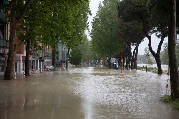 Πλημμύρες στην Ιταλία: Εννέα νεκροί - 13.000 πολίτες εγκατέλειψαν τα σπίτια τους