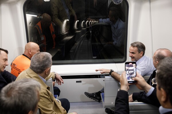 Μετρό Θεσσαλονίκης: Ο Μητσοτάκης στο δοκιμαστικό δρομολόγιο- «Φύγαμε από τους μουσαμάδες»
