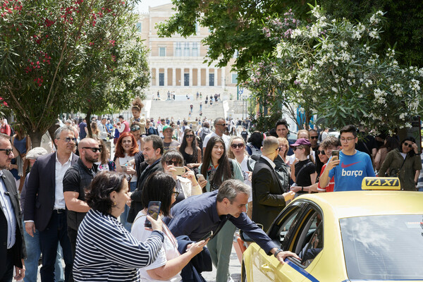 Βόλτα στην Ερμού για τον Κυριάκο Μητσοτάκη- Για καφέ με πολιτικούς συντάκτες