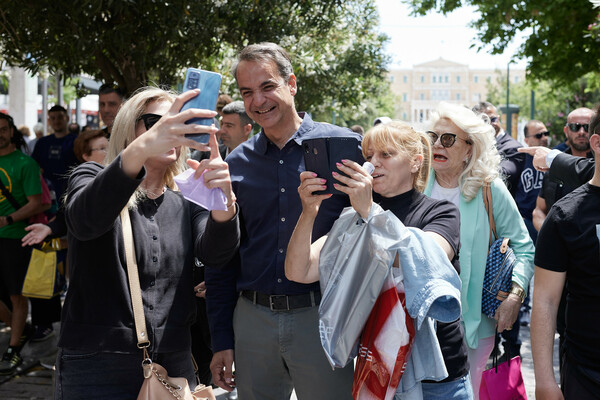 Βόλτα στην Ερμού για τον Κυριάκο Μητσοτάκη- Για καφέ με πολιτικούς συντάκτες