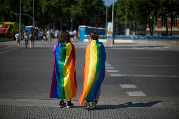 Χονγκ Κονγκ: Queer εκπαιδευτικοί αναγκάζονται να κρύψουν τη σχέση τους- Η ισότητα στον γάμο θα τα αλλάξει όλα, λένε