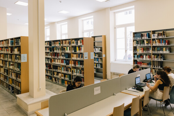 Μέσα στη βιβλιοθήκη της Νομικής Σχολής