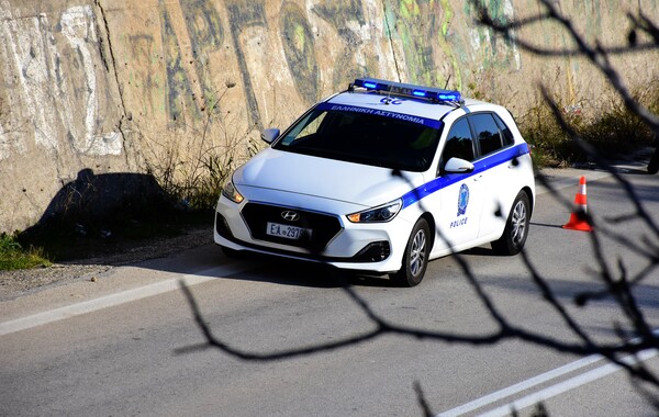 Θεσσαλονίκη: Αδέσποτη βολίδα καρφώθηκε σε όχημα που επέβαινε 40χρονη με το παιδί της