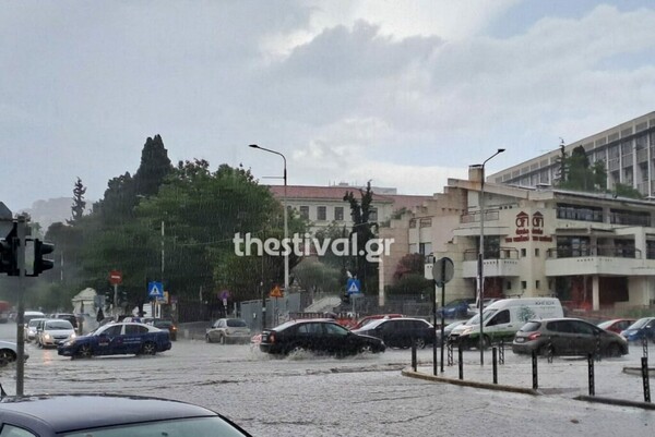 Θεσσαλονίκη: «Ποτάμια» οι δρόμοι από καταιγίδα - Δεκάδες κλήσεις στην Πυροσβεστική