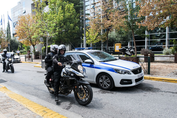 Μενίδι: Ληστεία γυναίκας έξω από σούπερ μάρκετ – Της άρπαξε τη τσάντα και την έσυρε 10 μέτρα στο έδαφος