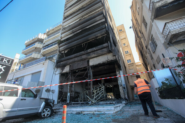 Φωτιά σε κατάστημα επίπλων στον Άλιμο: Όλα δείχνουν εμπρησμό - Νέο βίντεο 