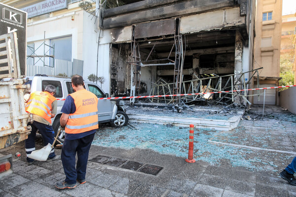 Φωτιά σε κατάστημα επίπλων στον Άλιμο: Όλα δείχνουν εμπρησμό - Νέο βίντεο 