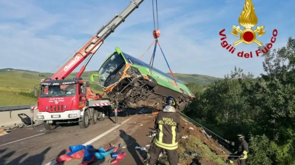 Ιταλία: Λεωφορείο με 38 επιβάτες έπεσε σε γκρεμό