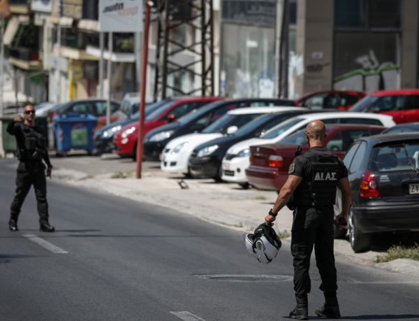 Συνελήφθη στον Πειραιά 70χρονος φυγόδικος- Εκκρεμούσε ποινή 64 ετών