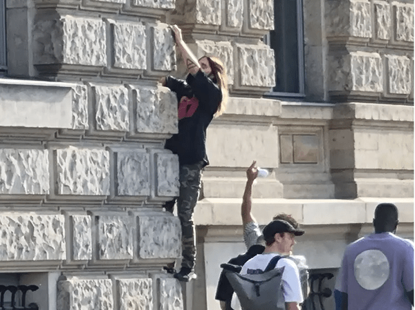 Ο Τζάρεντ Λέτο σκαρφάλωσε τον τοίχο ενός ξεδονοχείου- και κανείς δεν ξέρει γιατί