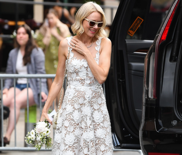 Παντρεύτηκε η Naomi Watts; Οι φωτογραφίες που πυροδότησαν τις φήμες