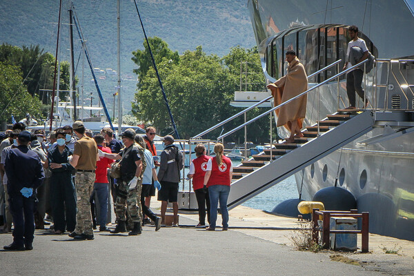 Ναυάγιο στην Πύλο: Αναμένονται άμεσα συλλήψεις - Συγγενείς ψάχνουν τους δικούς τους με φωτογραφίες