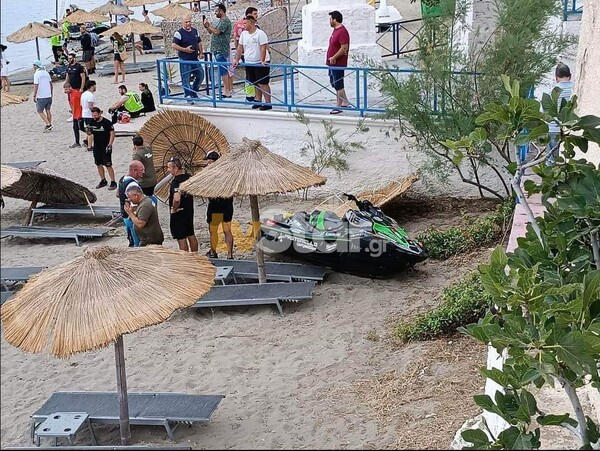 Εύβοια: Jet ski βγήκαν εκτός πορείας και έπεσαν σε ομπρέλες στην παραλία της Κύμης (φωτο & video)