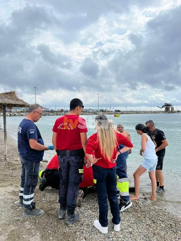 Εύβοια: Jet ski βγήκαν εκτός πορείας και έπεσαν σε ομπρέλες στην παραλία της Κύμης (φωτο & video)