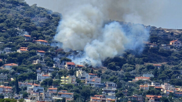 Φωτιά στην Αρτέμιδα - Κοντά σε σπίτια οι φλόγες