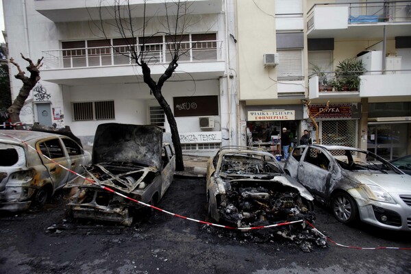 Εξάρχεια: Εμπρησμός τριών ΙΧ αυτοκινήτων