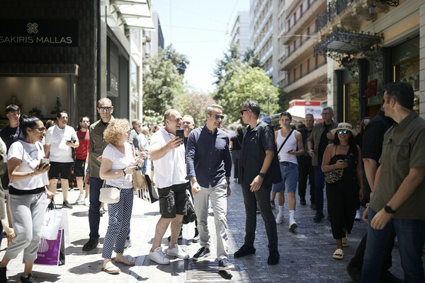 Στην Ερμού ο Κυριάκος Μητσοτάκης- Συνάντησε δημοσιογράφους και έβγαλε selfies με πολίτες