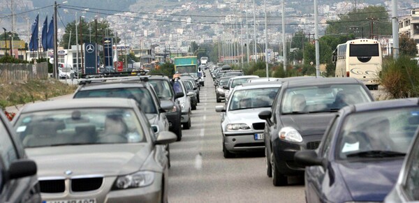 Κίνηση στους δρόμους: Επιστρέφουν οι ετεροδημότες - Μποτιλιάρισμα στις εισόδους της Αθήνας 