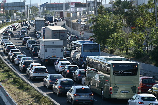 Κίνηση στους δρόμους: Καθυστερήσεις σε Κηφισό και Αττική οδό 