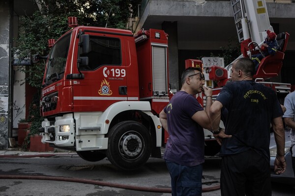 Φωτιά τώρα σε κτίριο στο κέντρο της Αθήνας