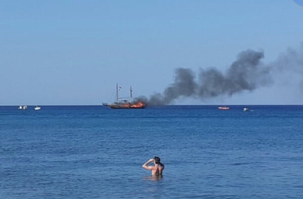 Φωτιά σε τουριστικό πλοίο στη Ρόδο