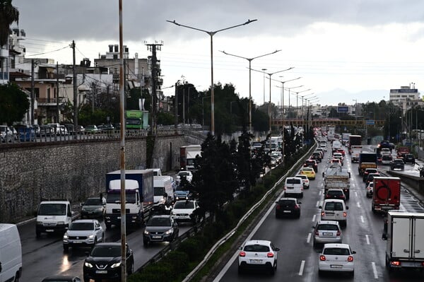 Κίνηση στους δρόμους: Προβλήματα και καθυστερήσεις σε πολλά σημεία 