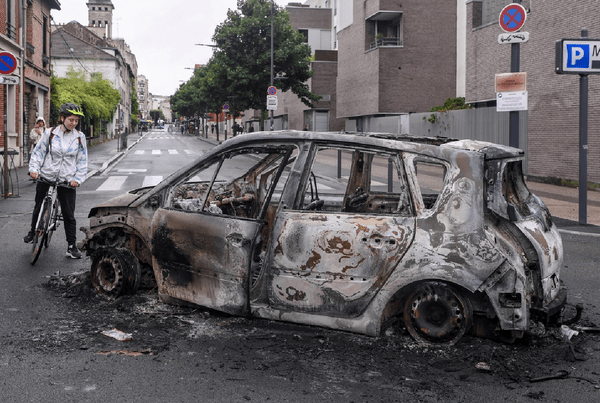 Γαλλία: Μεγάλο πλήθος στην κηδεία του 17χρονου - Συνθήματα για δικαιοσύνη 