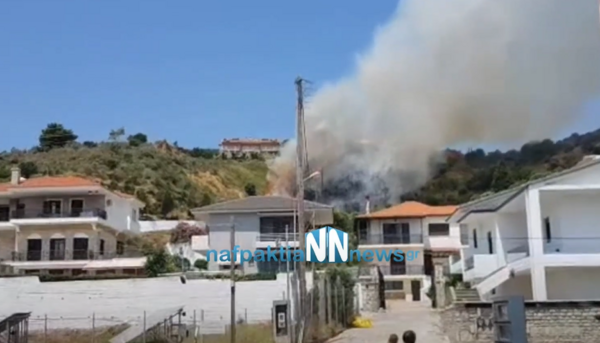 Φωτιά στη Ναύπακτο, κοντά σε σπίτια - Και εναέρια μέσα στην κατάσβεση