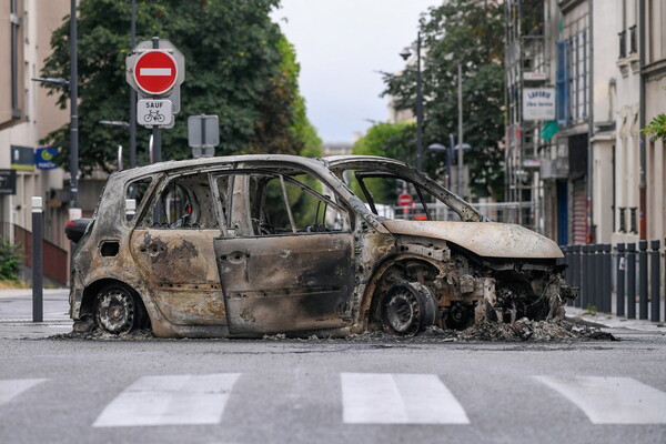 Γαλλία: Πάνω από 1 εκατ. ευρώ οι δωρεές για την οικογένεια του αστυνομικού - 200 χιλ. ευρώ για του 17χρονου