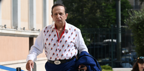 Σπύρος Μπιμπίλας: Συμβολικό το πουκάμισο με τους παπαγάλους στη Βουλή
