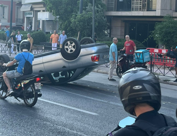 Τροχαίο ατύχημα στη Βασιλίσσης Σοφία- Αναποδογύρισε αυτοκίνητο