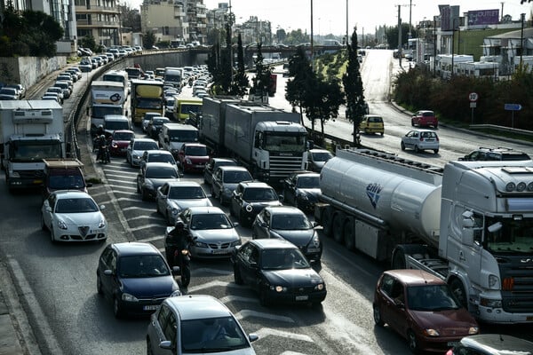 Κίνηση στους δρόμους: Σοβαρά προβλήματα Κηφισό μετά από τροχαίο 