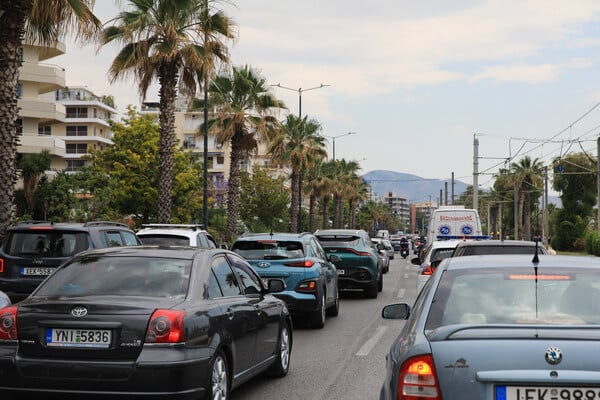 Κίνηση στους δρόμους: Πολλές καθυστερήσεις στο κέντρο και στην Αττική οδό 