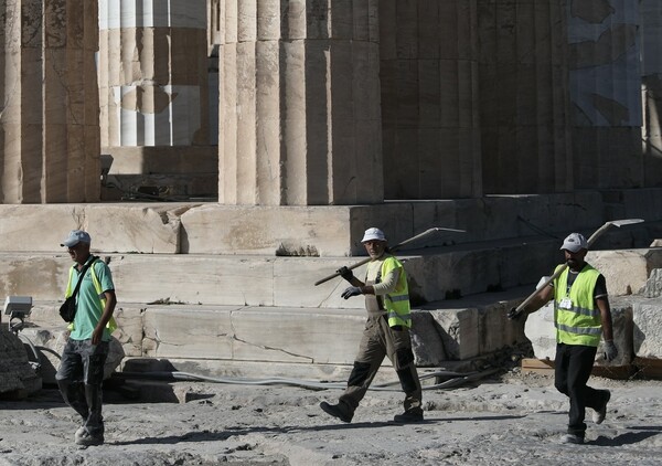 Μέτρα προστασίας εργαζομένων από τον καύσωνα: Πότε διακόπτονται οι εργασίες - Πώς καταβάλλεται το ημερομίσθιο 