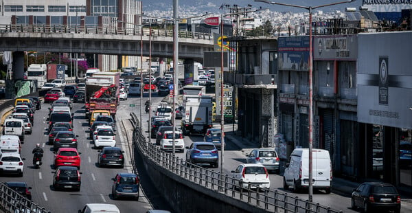 Κίνηση στους δρόμους: Ζέστη και ταλαιπωρία - Προβλήματα σε Κηφισό και κέντρο 